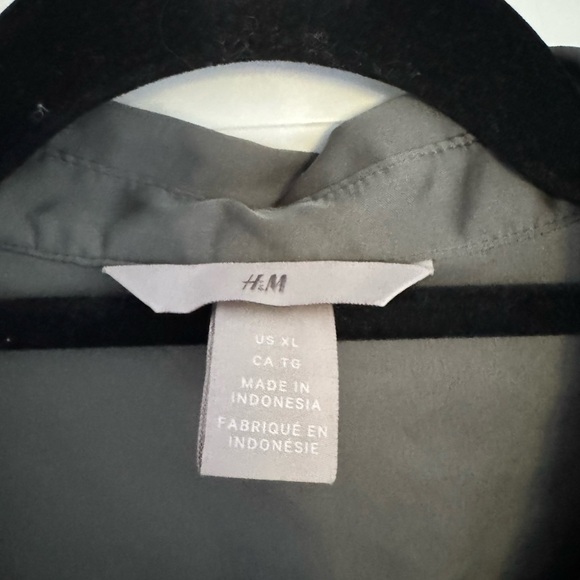 H&M women’s satin long sleeve button down shirt blouse top size XL - Picture 4 of 4